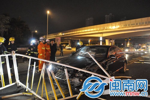 鋼管直插擋風(fēng)玻璃，司機(jī)不幸身亡，事故現(xiàn)場非常慘烈