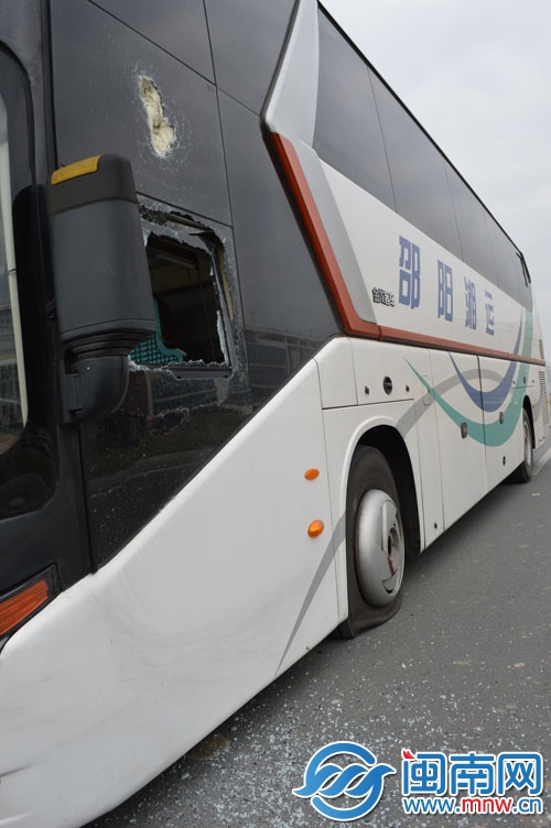 駕駛室車窗被砸碎，輪胎也被戳破