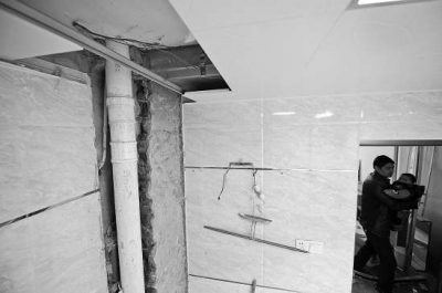 衛(wèi)生間被挖的墻面還沒有恢復原樣