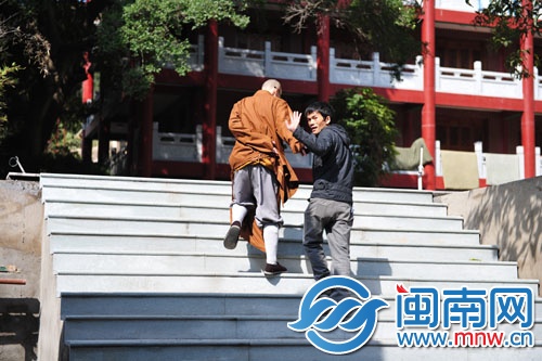 決心留在寺廟工作，陳奕新向眾人揮手告別