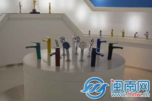 中宇個(gè)性化、多顏色的水龍頭（圖片右上角是“惠安女