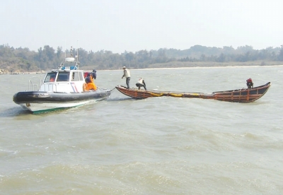 金門“海巡署”官兵將養(yǎng)殖船交還給李向勛