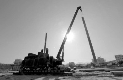 霞美新衛(wèi)生院建設(shè)現(xiàn)場工人在打樁作業(yè)