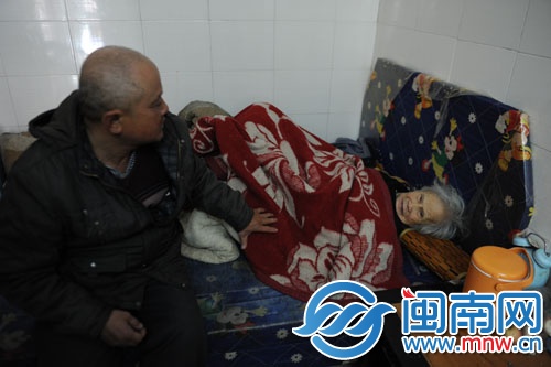 譚長福的家有點背陰，床沒有床墊，被子沒有被套