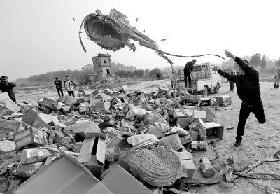 工作人員將非法煙花爆竹分攤擺放，準備銷毀