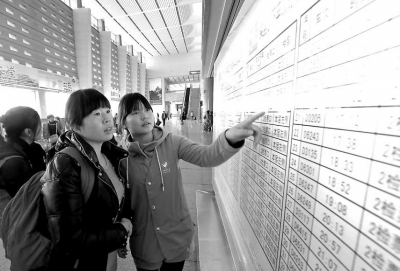 志愿者幫助旅客尋找檢票口