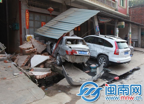 小車（左）撞墻后，殃及停在那的其余車