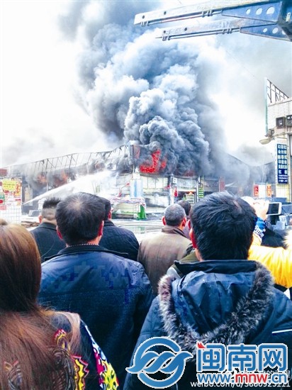 現(xiàn)場濃煙滾滾