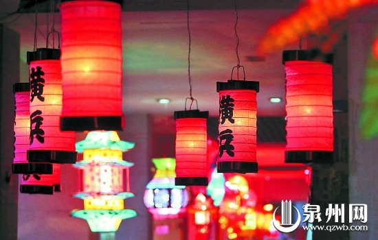 從日本空運來的小田原燈置入紅色燈泡，喜慶又別致