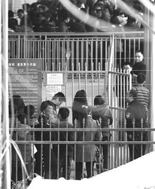 學員正在排除等待體檢