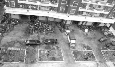 恒新花苑小區(qū)樓下，占道的廢舊汽車零件基本清空