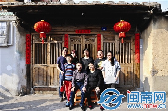 兒女各自帶著自己的小家庭，回西街拍全家福