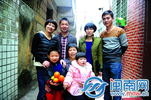 二十多年前拍的全家福里，只有4個人，如今一家已有