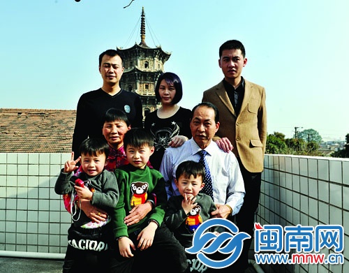 這次拍全家福，陳翠玉和十年前一樣，選擇了東塔為背景