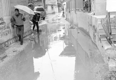 污水淹路，村民出行不便