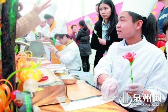 主辦方請(qǐng)來(lái)大廚為游客送上精美的小吃