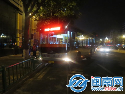 公交車撞到護欄才停下