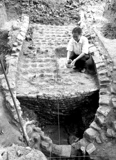 省考古隊(duì)隊(duì)員正在對發(fā)掘出的南坑窯瓷進(jìn)行研究