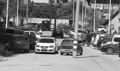 日昇新城與陽光優(yōu)家中間的道路未劃停車標(biāo)線