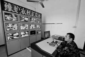 工作人員在操作監(jiān)控系統(tǒng)