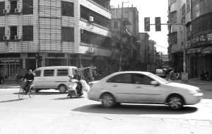 紅綠燈“罷工”，行人在車流中穿行