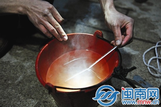 林先生家水井里打上來的井水冒熱氣