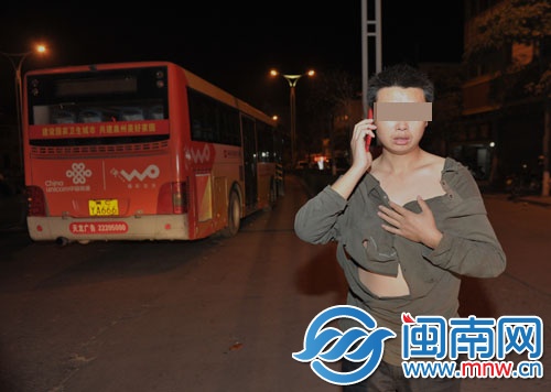 司機的衣服已無法蔽體