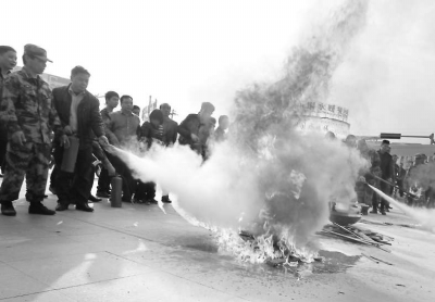 村民體驗(yàn)使用滅火器滅火