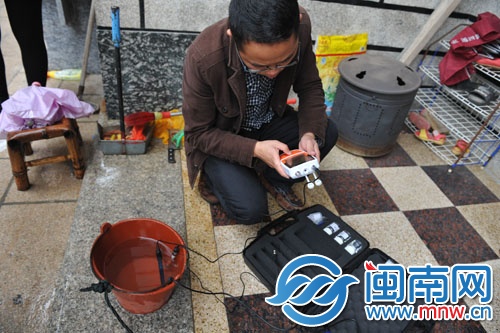 地質(zhì)技術(shù)人員用專業(yè)儀器檢測井水