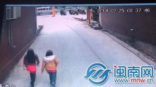 警方調(diào)取監(jiān)控，查看到兩個(gè)女孩子1個(gè)多小時(shí)的行蹤