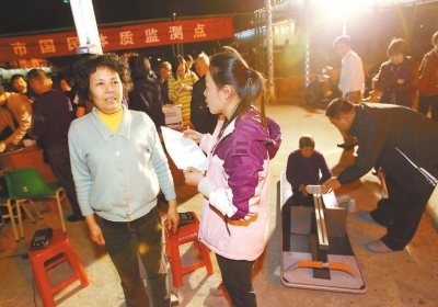 市民在進(jìn)行身高體重、坐位體前屈等項(xiàng)目測(cè)試