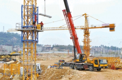 在美亭城市綜合體安置房工地，工人正在安裝塔吊