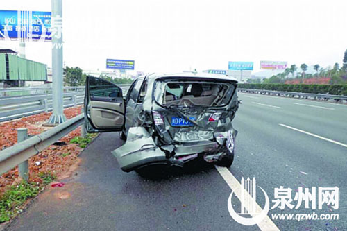 小車被撞到應(yīng)急車道，尾部凹陷