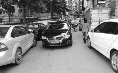南安柳溪街車(chē)輛停兩側(cè)