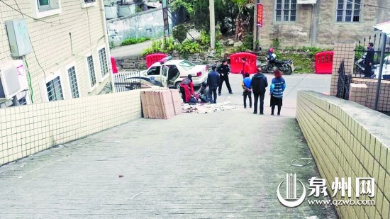 事發(fā)地散落著破碎的瓷磚