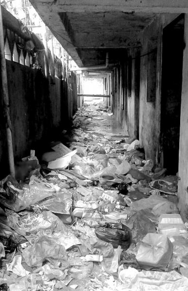 樓房走道內垃圾遍布