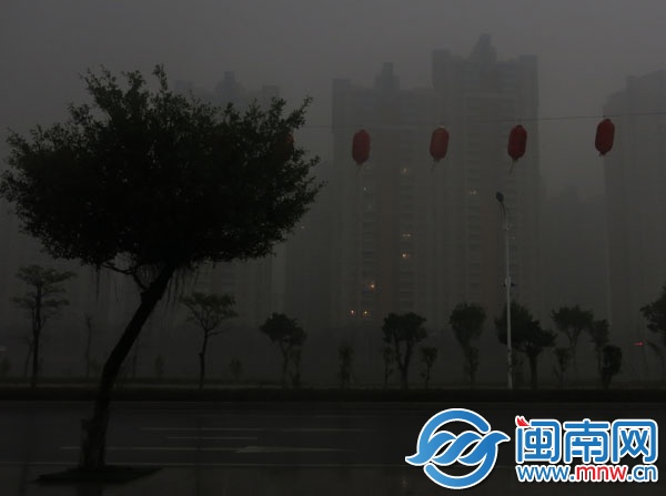 昨日下午3時(shí)34分，近乎黑夜，泉州東海一小區(qū)，居民