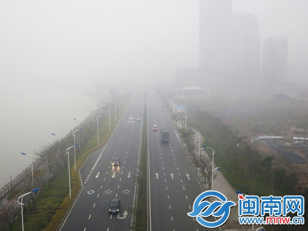 昨日下午3時(shí)30分，沿海大通道晉江大橋附近，前方馬