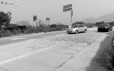 橋頭路面多處塌陷，影響行車安全
