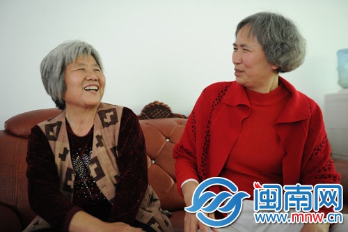 黃阿姨（左）和李阿姨唱起她們年輕時的歌