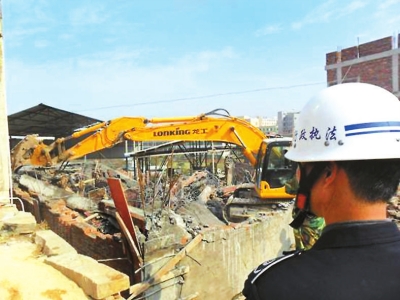 大型鉤機(jī)對(duì)違法建筑進(jìn)行強(qiáng)制拆除