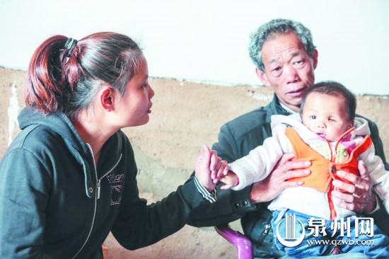 小丹不幸罹患眼癌，左眼球已被摘除。