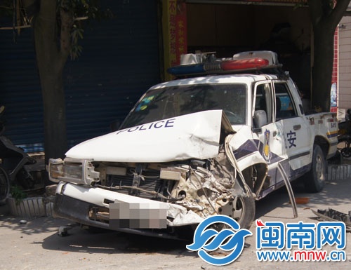 警車(chē)車(chē)頭破損嚴(yán)重