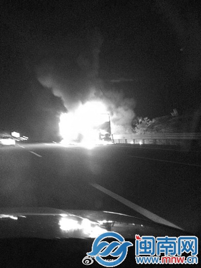 泉三高速返場(chǎng)旅游大巴路上自燃