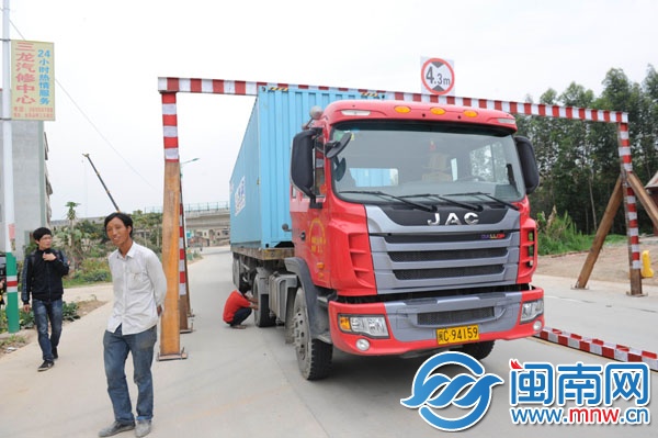 車胎放氣才得以通行