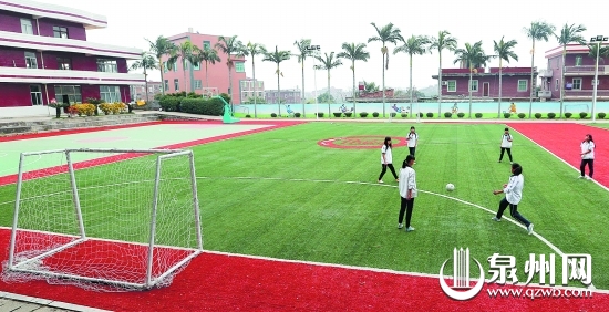 洪建南還捐資為中學修了省級女足基地