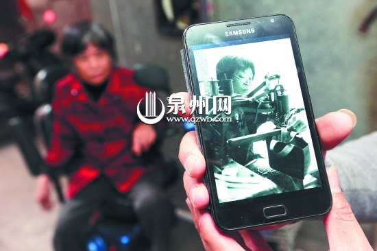 這臺(tái)修鞋機(jī)是林素治的謀生工具