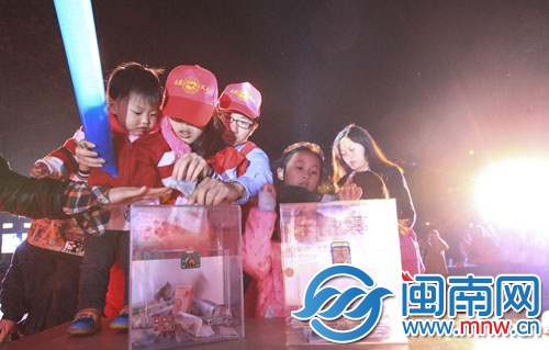 前晚，公益晚會(huì)現(xiàn)場(chǎng)，市民自發(fā)捐款