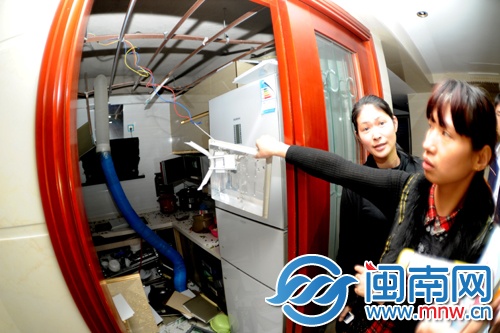 廚房吊頂脫落，抽油煙機(jī)被掀開(kāi)一大半