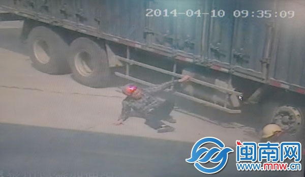 9點35分09秒，兒子到了安全區(qū)域，爬起來喊停大貨車